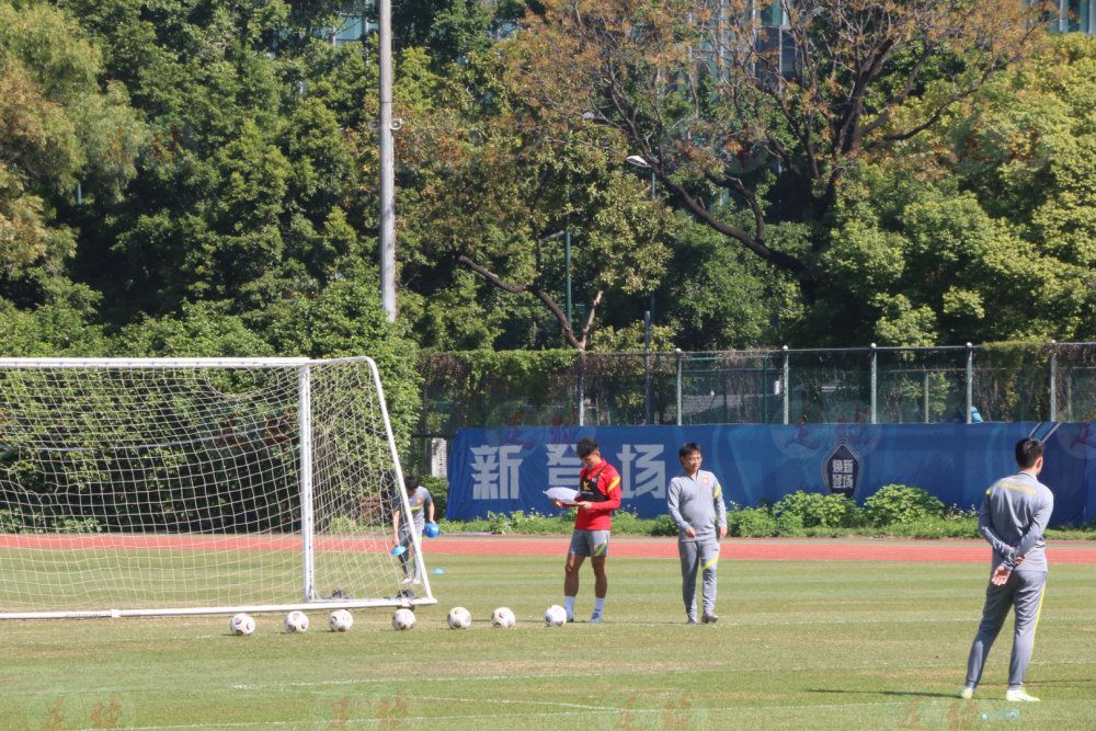 今日焦点战预告16:45 澳超赛场 悉尼FC VS 惠灵顿凤凰 惠灵顿凤凰强势出击能否在客场全身而退？01:30 意甲赛事 那不勒斯 VS 蒙扎 那不勒斯欲在主场迎来反弹重返欧战区!02:45 葡超赛场 本菲卡 VS 法马利卡奥 本菲卡对榜首之位虎视眈眈，法马利卡奥客场之旅恐难以全身而退？03:45 意甲赛事 热那亚 VS 国际米兰 国米已连续多场赛事保持不败，火“热”势头欲继续延续？ 事件那不勒斯后卫纳坦肩膀脱臼，马扎里：队医说他将缺席一个半月那不勒斯主帅马扎里称，后卫纳坦因肩膀脱臼将缺席一个半月时间。